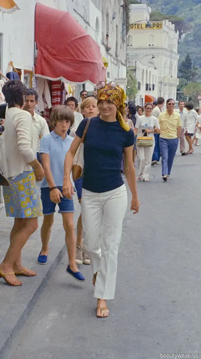 Capris, gafas de sol, bufandas&mdash;el estilo veraniego de Jackie O nunca ha sido más relevante.