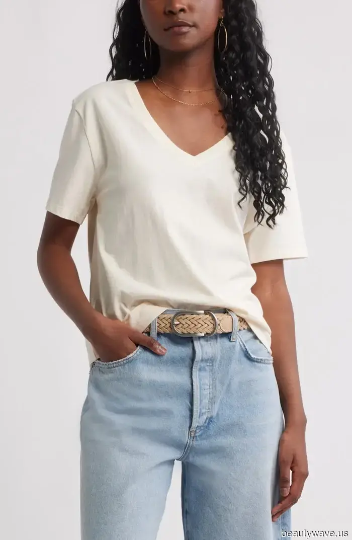 Questa t-shirt è stata "fuori" per così tanto tempo che è difficile credere che sia di nuovo alla moda.