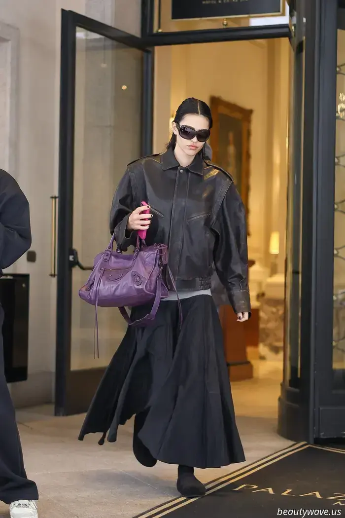 Weder Ballerinas noch Loafer — Amelia Gray hat gerade in Italien den Trend zu flachen Schuhen getragen, der diesen Herbst überall zu sehen ist.