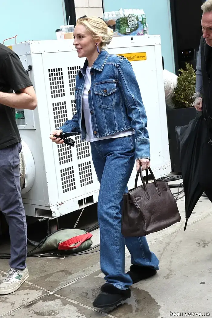 Lindsay Lohan weiß, dass dies immer der coolste Weg sein wird, eine millennial-codierte Jeansjacke zu tragen.