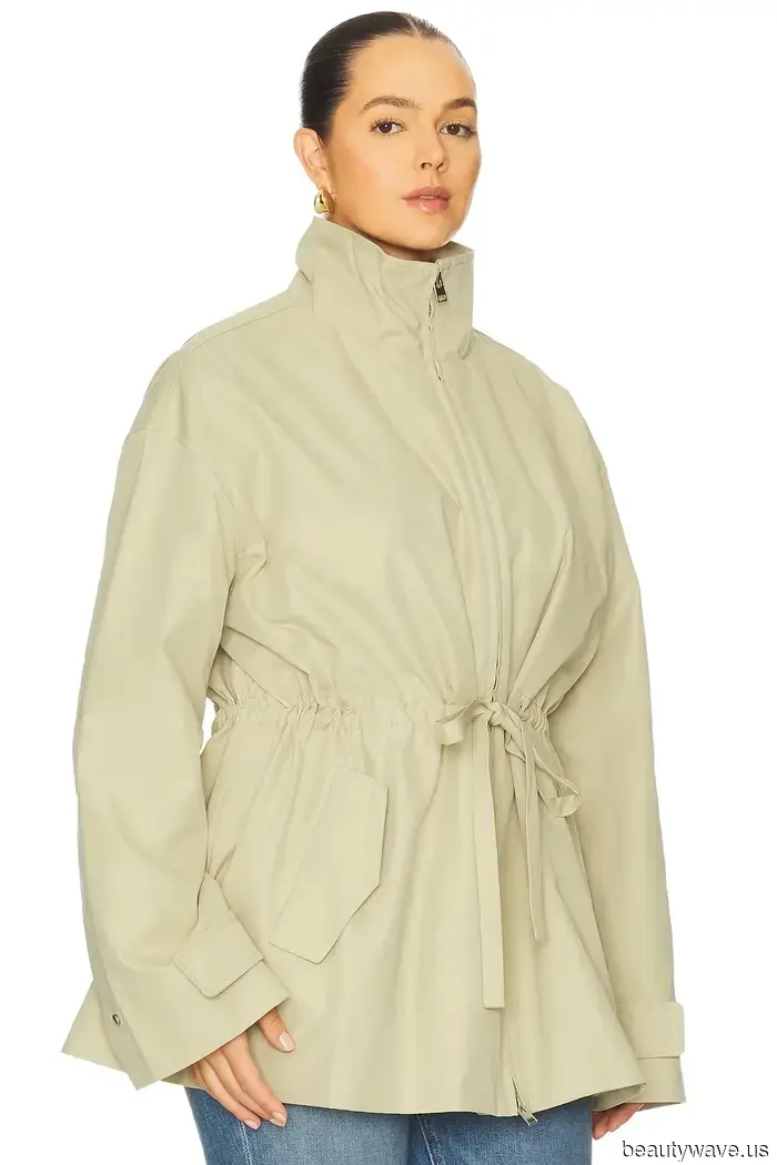 Le persone a Parigi e a New York stanno sostituendo le loro giacche moto con questa alternativa del 2025.