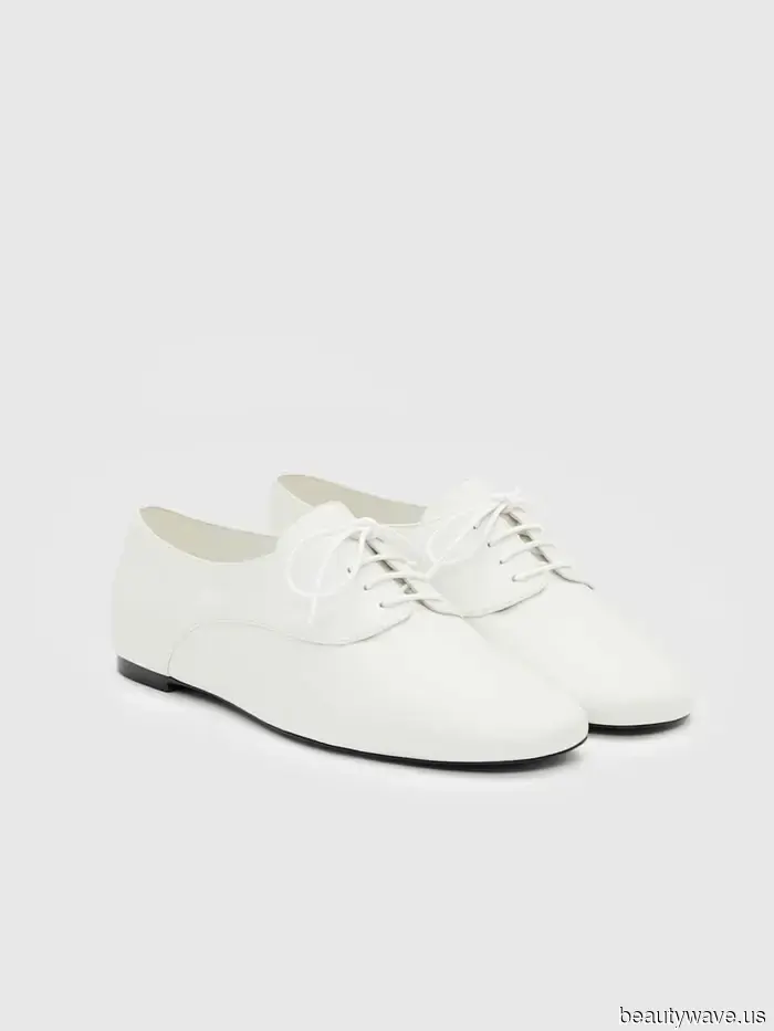Espera&mdash;En lugar de bailarinas, prueba la tendencia alternativa de zapatos planos que Lily Collins acaba de usar en París.
