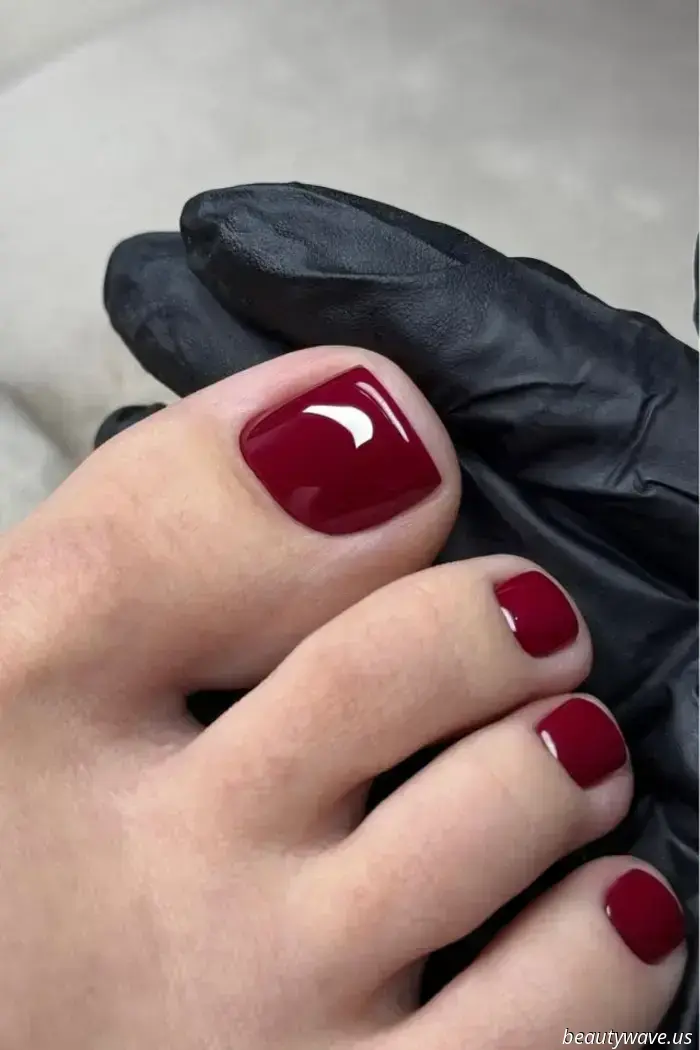 Le tendenze della pedicure vanno e vengono, ma questo colore classico regnerà sempre sovrano