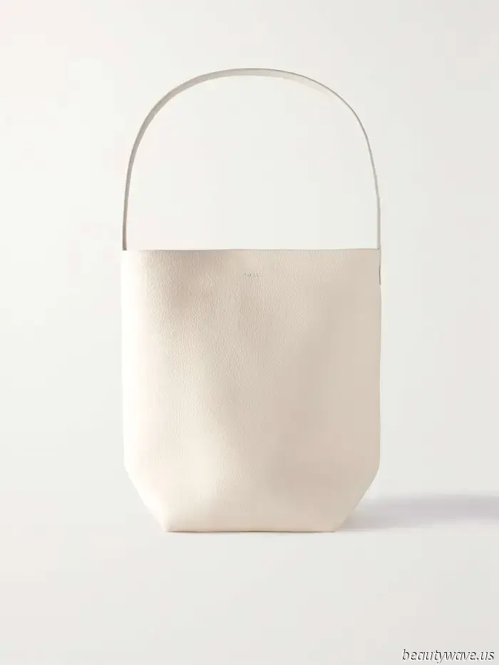 Since the Margaux is currently unavailable, this is the Row bag we're opting for instead.
