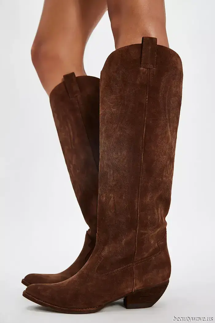 Gli acquirenti esperti abbinano gli stivali da cowboy a questa specifica tendenza jeans per renderli meno appariscenti