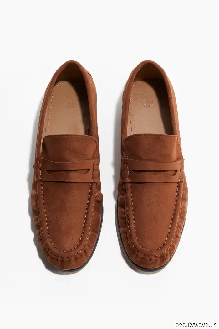 Susurros de riqueza y atemporal&mdash;el denim se ve más elegante combinado con este tono elegante