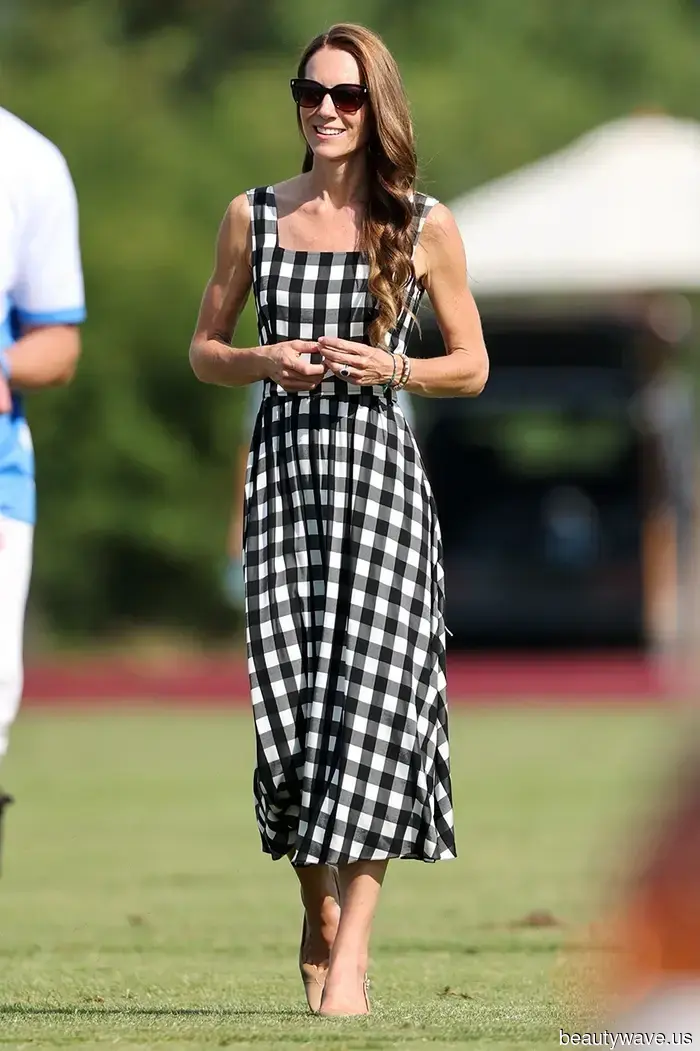Women in their 40s seeking an elegant appearance can opt for this dress trend paired with these classic heels.