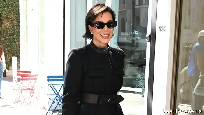 Il colore della borsa di Kris Jenner è più alla moda del blu navy e del nero, ma più senza tempo del giallo burro e del verde matcha.