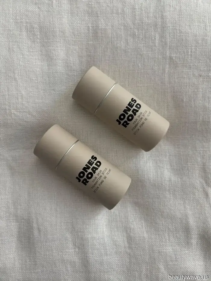 This foundation stick, which has a natural appearance, makes all other base products appear inferior.