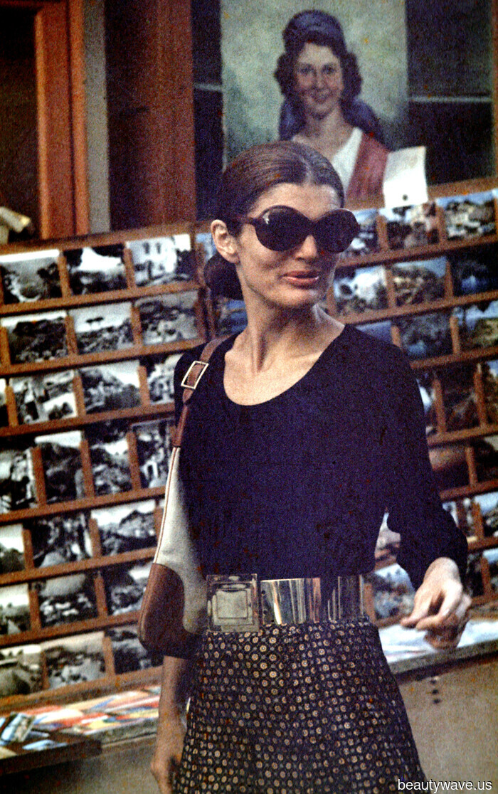 Capris, gafas de sol, bufandas&mdash;el estilo veraniego de Jackie O nunca ha sido más relevante.