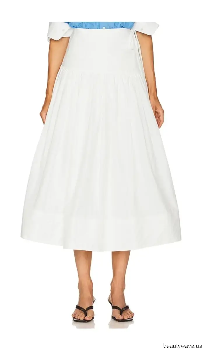 In der englischen Landschaft gesichtet: Die "hässlichen" It-Schuhe, die weiße Röcke cooler aussehen lassen als je zuvor…