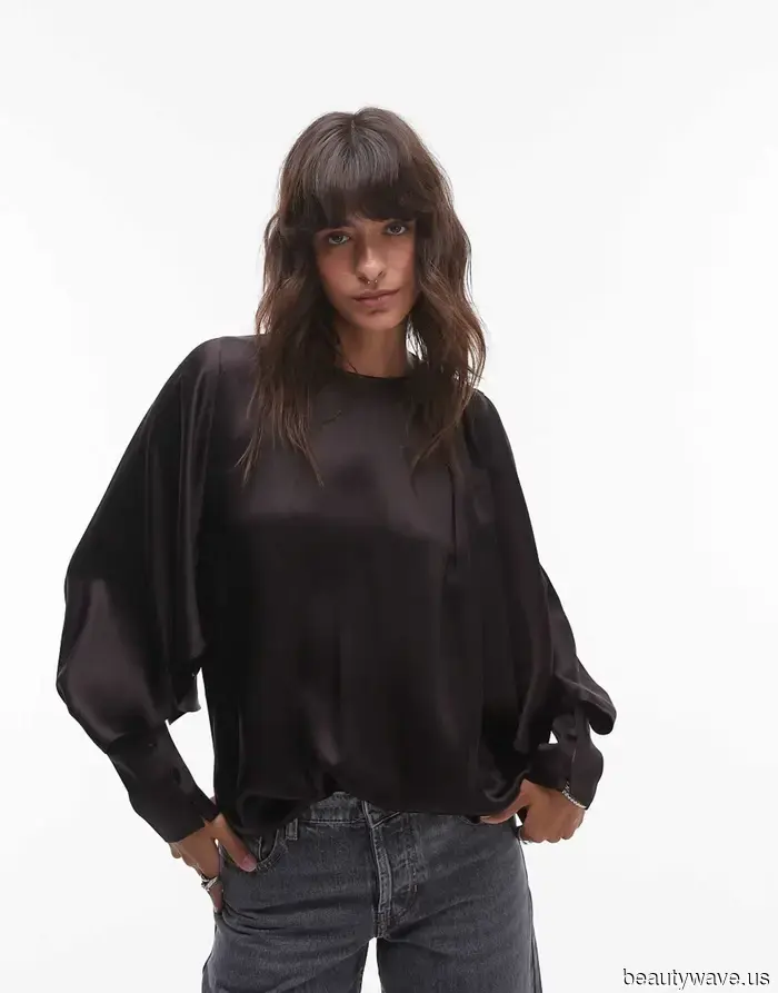 Farewell to Dull T-Shirts! This Stylish Blouse Trend Pairs Much More Elegantly With Jeans.
