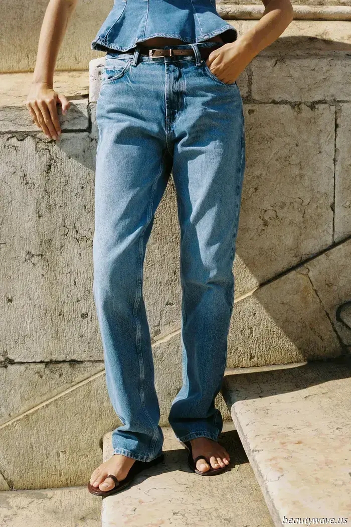 Avistado en París: Los zapatos de la chica de moda que hacen que jeans y una camisa se vean más elegantes
