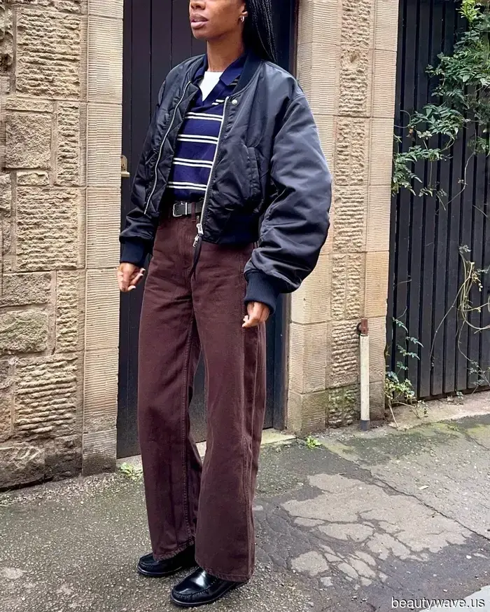 Non tutte le scarpe si abbinano ai jeans marrone cioccolato, ma questi 5 stili sicuramente sì.