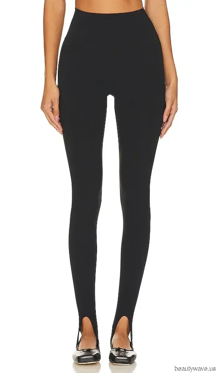 Während der Pariser Modewoche stylte jeder Leggings mit diesem Schuhtrend, und ich mache mir Notizen.