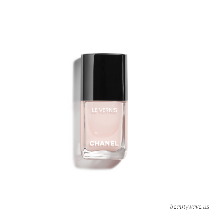Según las Manicuristas Famosas (y Hailey Bieber), las Uñas de "Servicio Suave" Se están Apoderando del Verano de 2025
