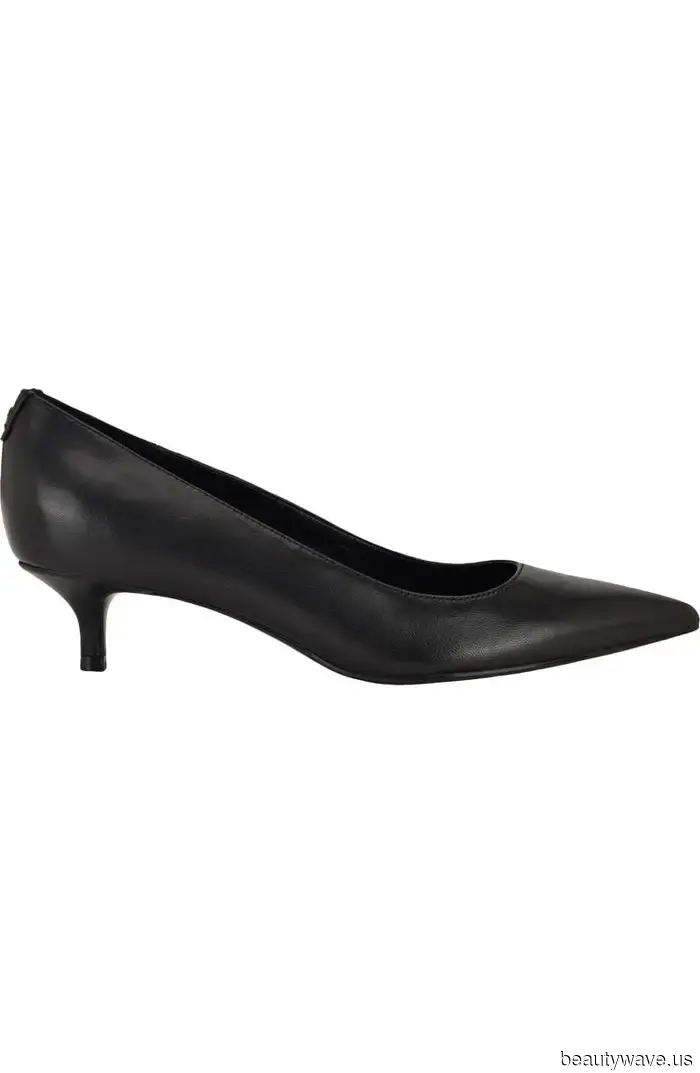 Il modo da ragazza cool per indossare i pantaloni eleganti è con questo basic e queste scarpe.