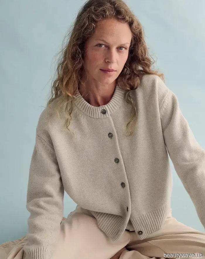 El ingenioso truco de superposición de Alexa acaba de hacer que el denim y las prendas de punto se sientan increíblemente geniales.