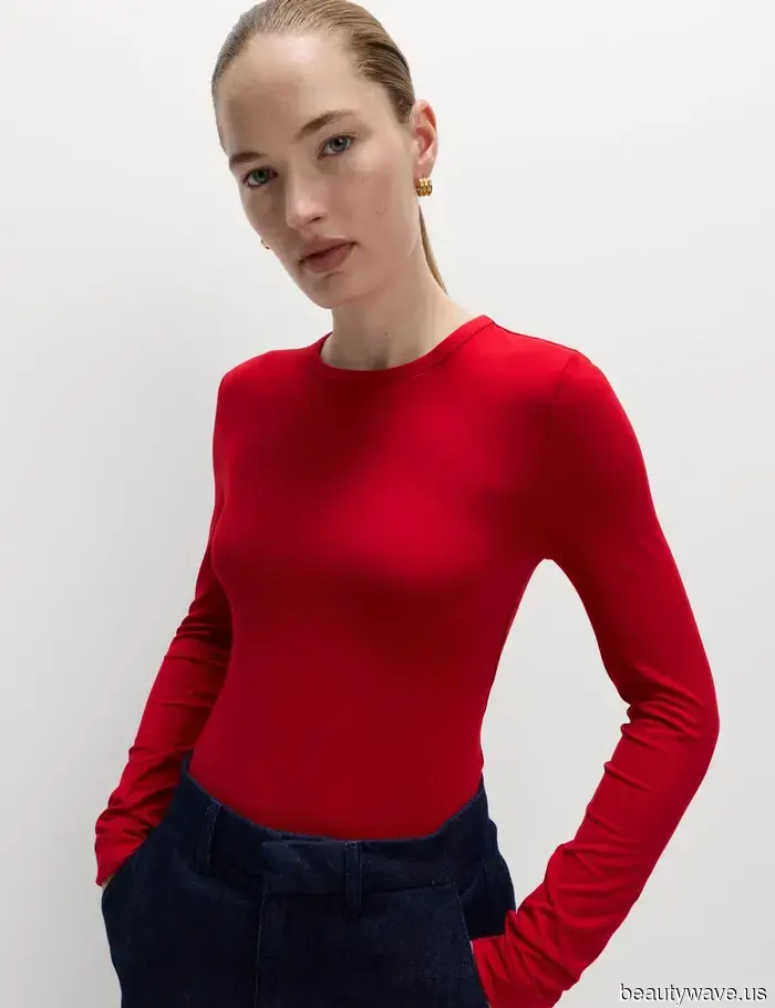 Improvvisamente, le persone della moda ovunque stanno usando questo semplice trucco di stile degli anni '90 per rendere i loro jeans immediatamente più cool.