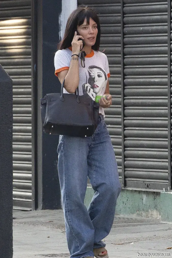 In parole semplici, questa tendenza delle t-shirt rende i jeans e i sandali più cool.