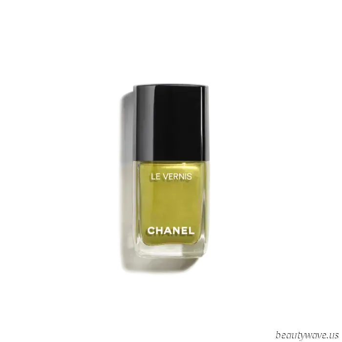 Do you recall Jelly Shoes? This Juicy Manicure serves as the nail counterpart inspired by the '90s.