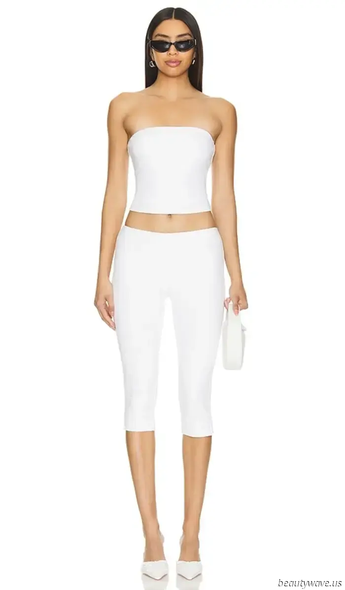 Hailey Bieber trug Vintage-Tom-Ford-Gucci-Sandalen zum Sommerhosen-Trend, von dem ich glaube, dass er bis in den Herbst hinein bestehen bleibt.
