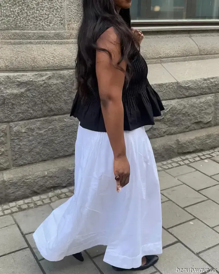 Las personas de la moda están dejando de usar sandalias en masa y en su lugar llevan elegantes zapatos planos que combinan con faldas blancas