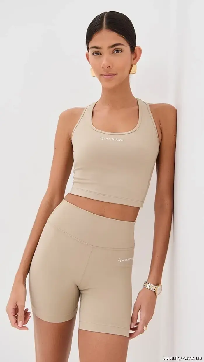 L'insegnante di yoga preferita di Hailey Bieber svela il suo guardaroba capsule di athleisure&mdash;ed è fantastico