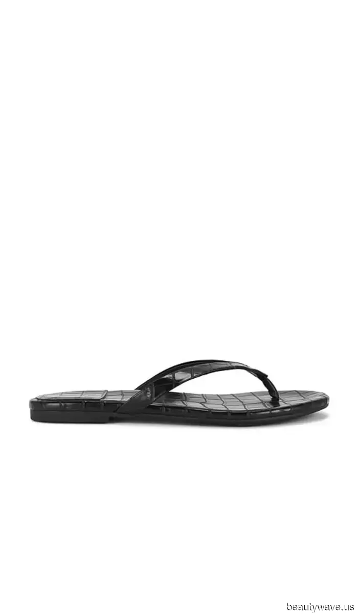 Visto en West Village: La tendencia del vestido no blanco que la gente de moda está usando sin parar con chanclas