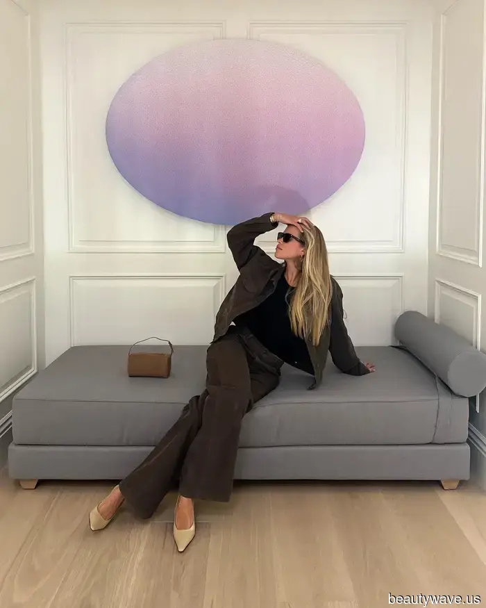 Non tutte le scarpe si abbinano ai jeans marrone cioccolato, ma questi 5 stili sicuramente sì.