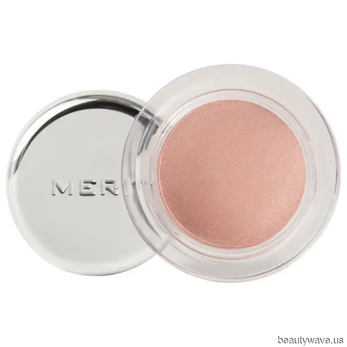 La nueva sombra de ojos en crema de Merit está dando vibes de supermodelo de los 90—no podría estar más obsesionada.