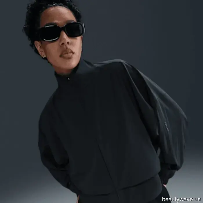 Le persone a Parigi e a New York stanno sostituendo le loro giacche moto con questa alternativa del 2025.