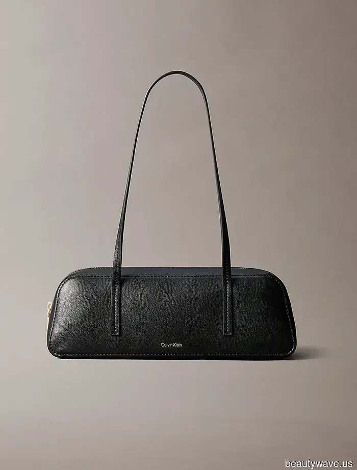 Die coolsten französischen Mädchen tragen diese 6 Sommer-Handtaschen-Trends durch die Hitzewelle in Paris.