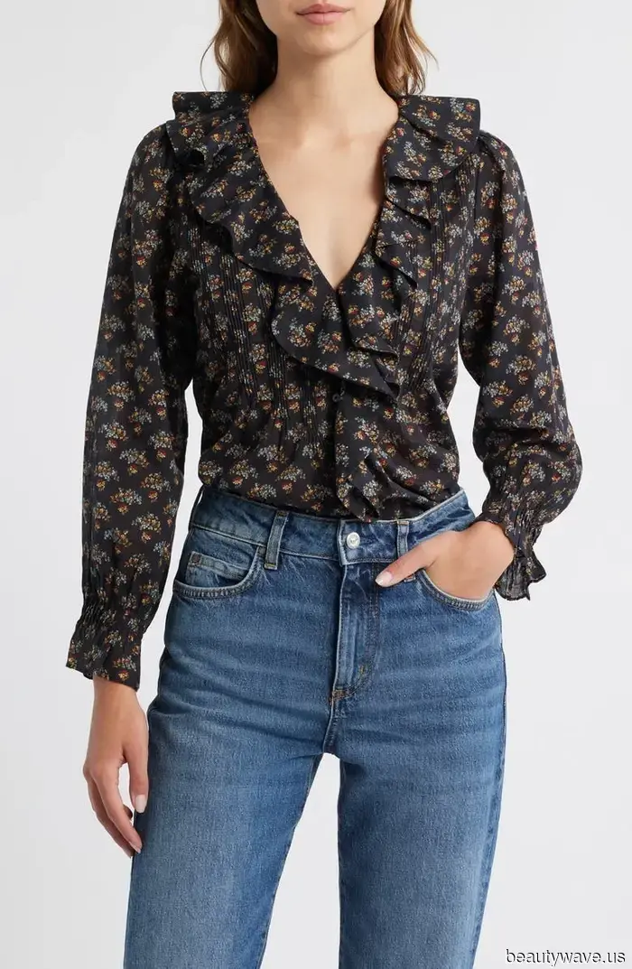 La gente está comprando esta bonita tendencia de camisa con la intención de usarla por la noche con jeans.
