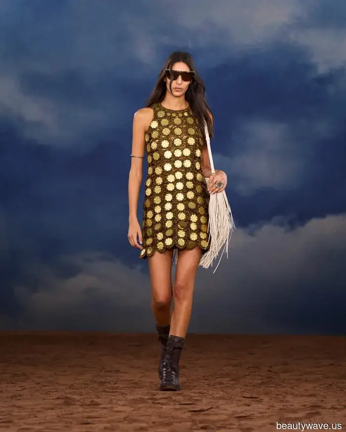 La nuova estetica della primavera 2026 è il vestire glamour da festival musicale, secondo Burberry.