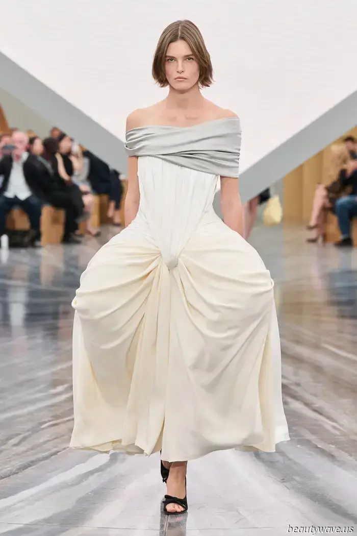 Chaquetas Bar reducidas, sombreros escultóricos y un gran paisaje de fantasía: Jonathan Anderson inicia un nuevo capítulo en Dior.