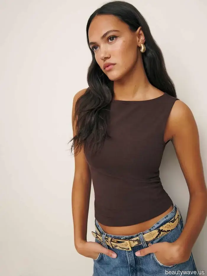 Chiamando tutti i minimalisti&mdash;Questo colore di pantaloni di tendenza è la cosa più chic che puoi indossare quest'estate