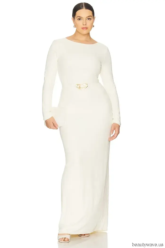 You might choose to wear black heels, but J.Lo demonstrates that this shoe color pairs more beautifully with ivory dresses.