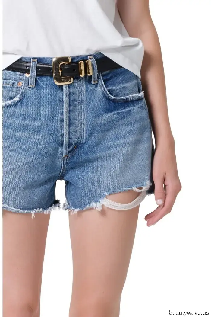 Jean shorts appear far from "outdated" when paired with this essential trend and the must-have flats for summer 2026.