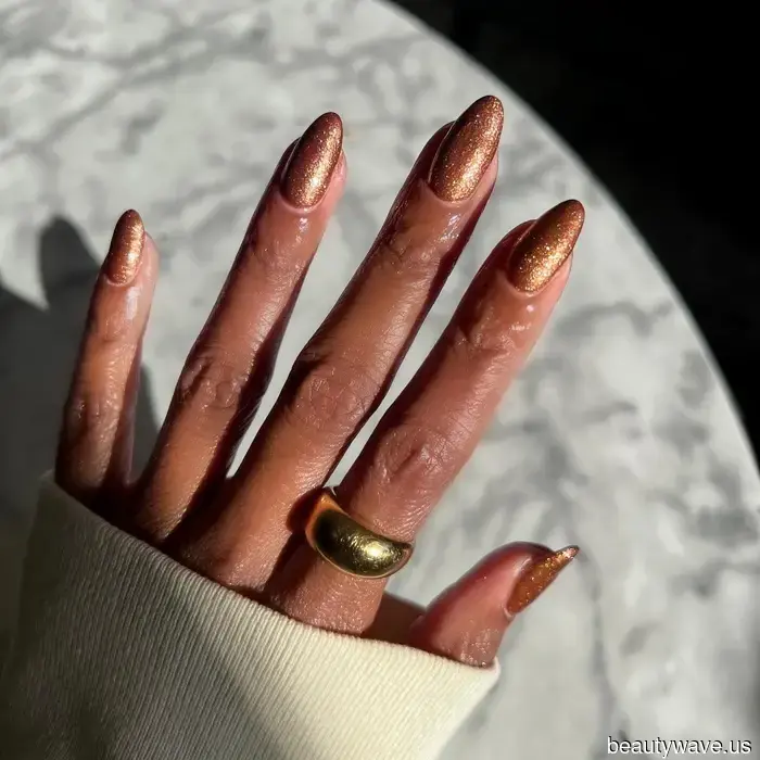 Non sono una persona da glitter, ma queste unghie "cannella e zucchero" sono il manicure perfetto da autunno a inverno.