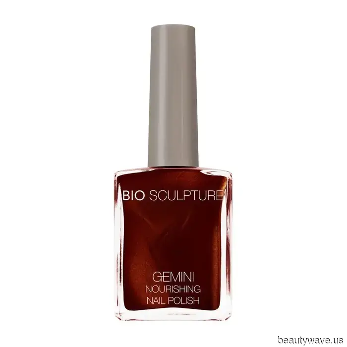 Elegante, senza tempo e ovunque guardi: I soli 9 colori di smalto scuro di cui hai bisogno per una manicure ultra-lussuosa