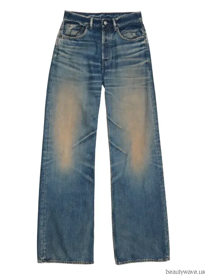 Hey, to be considered cool in 2025, you just need two things: baggy jeans and this unusual, trending flat shoe style.