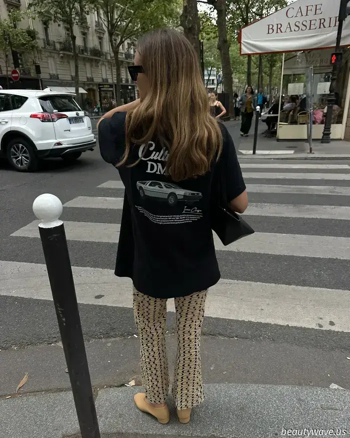 A Parigi, L.A. e Londra, le t-shirt bianche basic vengono messe da parte a favore di questa alternativa più alla moda