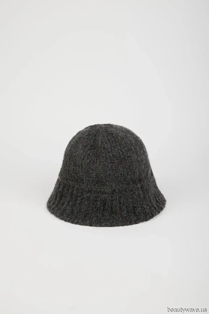 I would never wear a beanie—this trend of chicer winter hats is, in my view, the only stylish choice.
