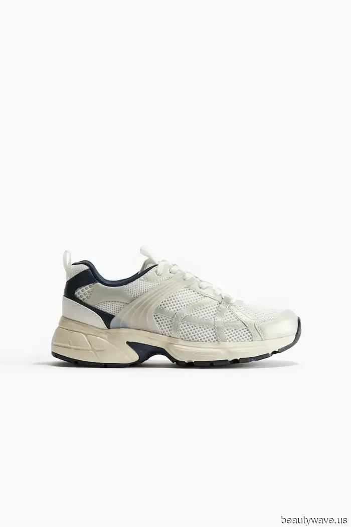 Vestir de negro es genial, pero este color de atuendo se ve aún más genial con zapatillas.