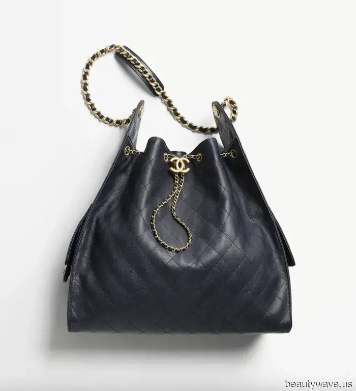 I reside in NYC, and here are the 8 items I observe moms wearing during drop-off.