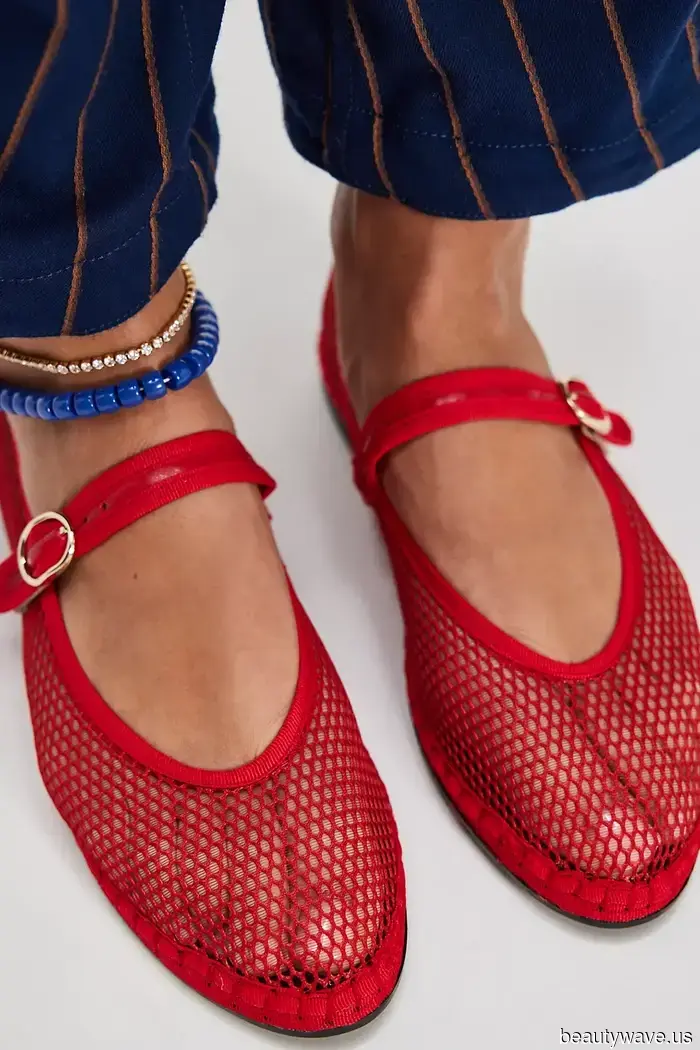 FYI: Queste sono le scarpe anti-sandalo che le persone a Parigi e a New York indossano con jeans e pantaloni neri.