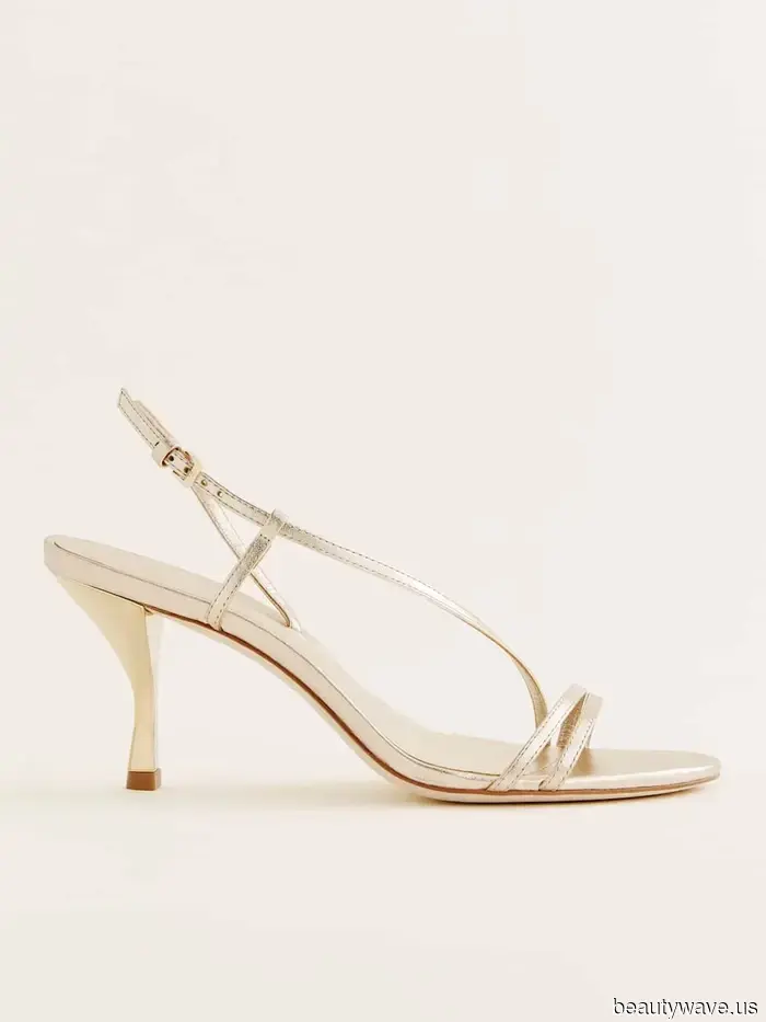 Put aside the Baggy and Barrel-Leg Jeans: This is the It Girl–Approved, Outdated Denim Trend to Try This Fall.