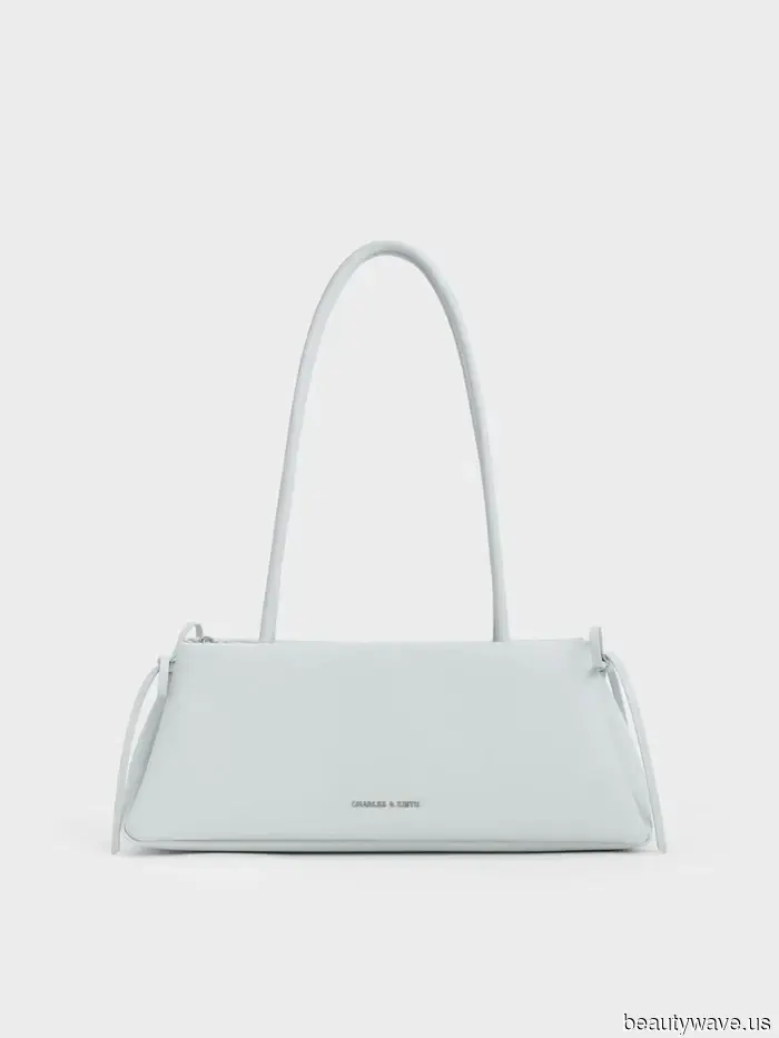 A friend inquired about the handbag color trends that will be popular this winter and in the future, so I shared these essential styles with her.