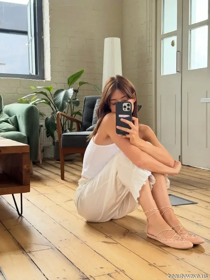 Invece dei pantaloni corti e delle ciabatte, i londinesi più stilosi indossano questi pantaloni con queste scarpe chiuse.